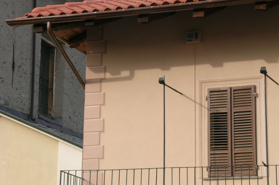 dettaglio della facciata della casa parrocchiale di Caprie dopo l'intervento